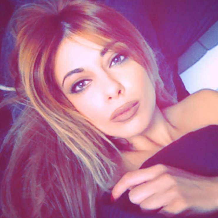 Η φωτογραφία της Μίνας Αρναούτη με το σημάδι της τραχειοτομής στο λαιμό