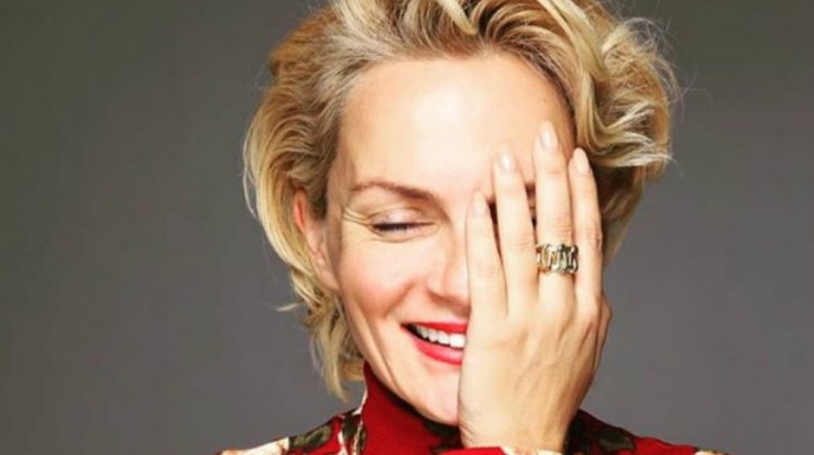 Ασυγκράτητη η Έλενα Χριστοπούλου! Τα καυτά δημόσια φιλιά με τον σύντροφο της στα μπουζούκια!