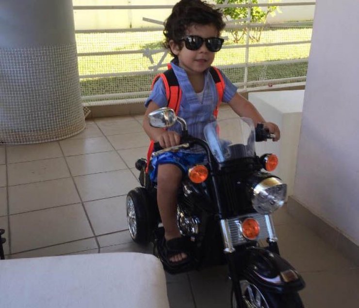 O μηχανόβιος γιός επώνυμης Κύπριας θέλει να την πάει για μπάνιο με την μηχανή του