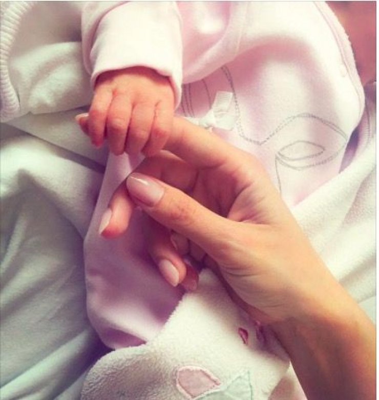 Το μήνυμα που συγκίνησε και η πρώτη εικόνα της νεογέννητης κόρης επώνυμης Κύπριας