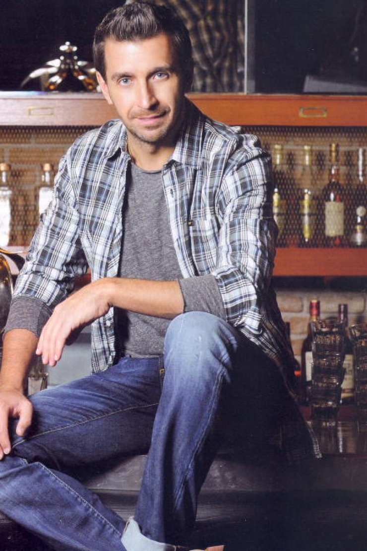 Θάνος Πετρέλης: «Η οικοδομή ήταν το μεγαλύτερο σχολείο για μένα»