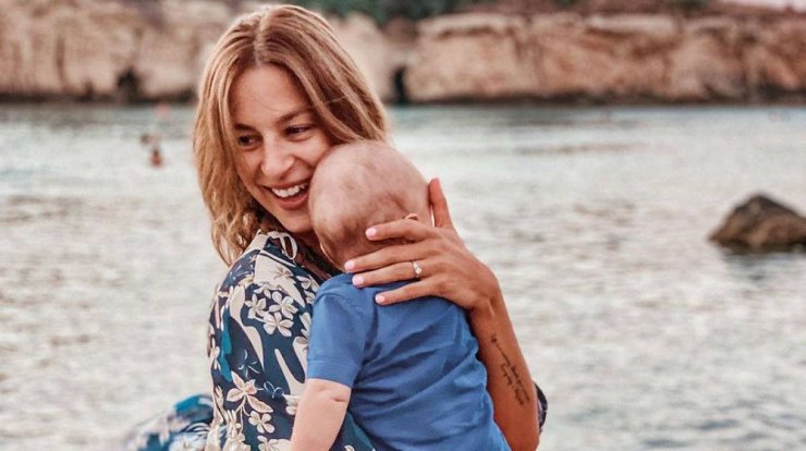 Κωνσταντίνα Ευριπίδου: Θηλάζει τον νεογέννητο Νικόλα στην άκρη του δρόμου!