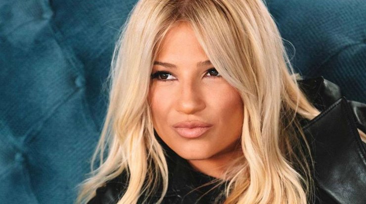 Φαίη Σκορδά: Μας έβαλε στο μεγάλο και εντυπωσιακό της σαλόνι για πρώτη φορά!