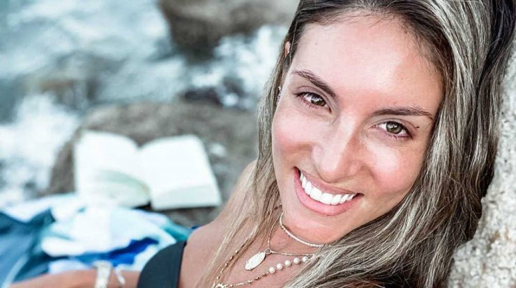 Αθηνά Οικονομάκου: Δείτε την πραγματικότητα πίσω από την αψεγάδιαστη πόζα της με μαγιό!