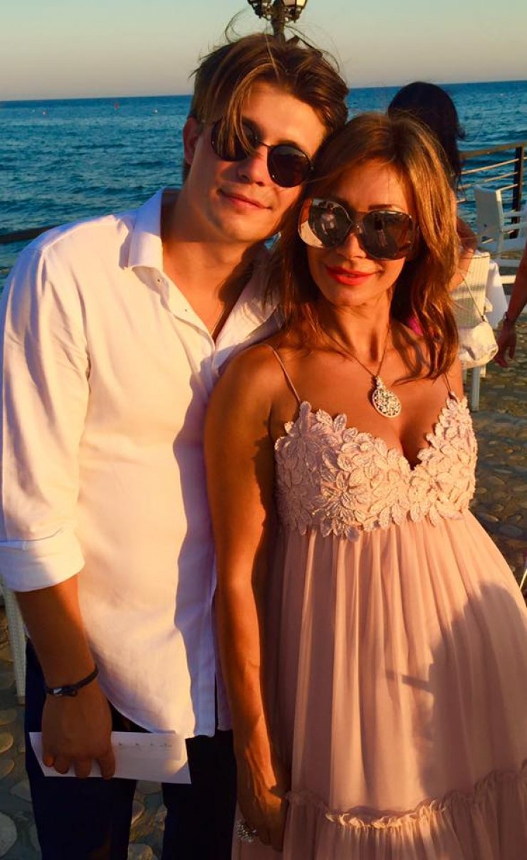 Ροντίκα Καρογιάν: Στην Λεμεσό μαζί με τον πεθερό και τον γιο της!