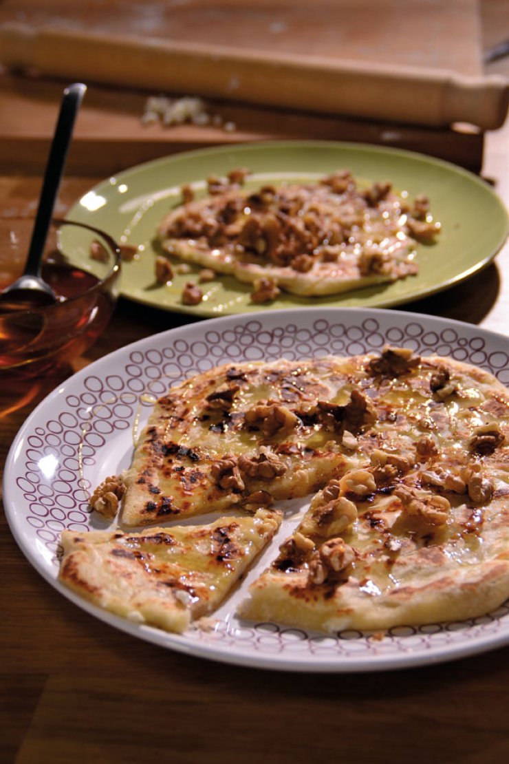 Διαφορετική γρήγορη τυρόπιτα με μέλι και χοντροκομμένα καρύδια