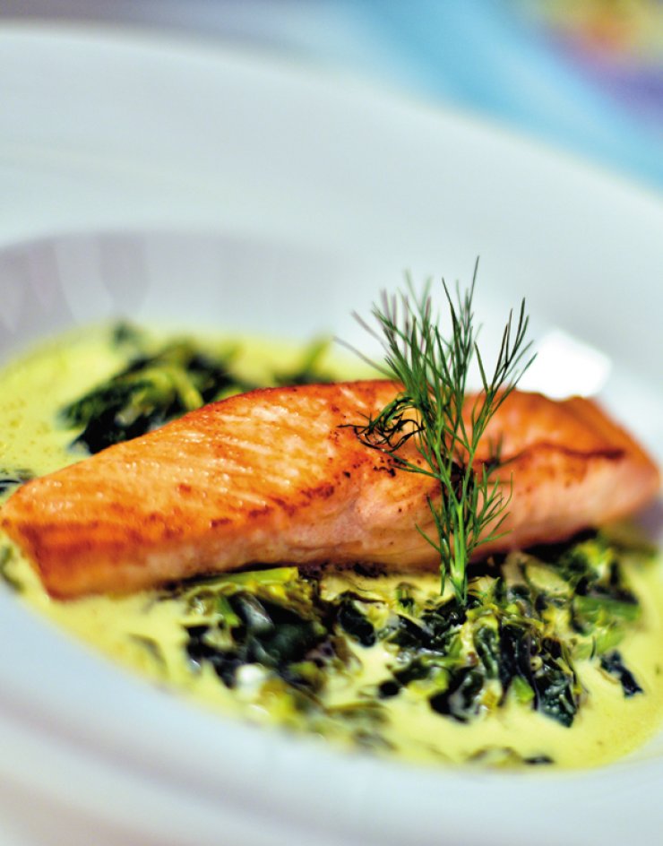 Φιλέτα σολομού στο τηγάνι σερβιρισμένα με χορταρικά και τυρί κρέμα 