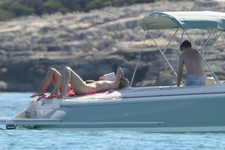 Ποιανού τραγουδιστή η σύζυγος έμεινε τόπλες κατά τη διάρκεια των διακοπών τους;