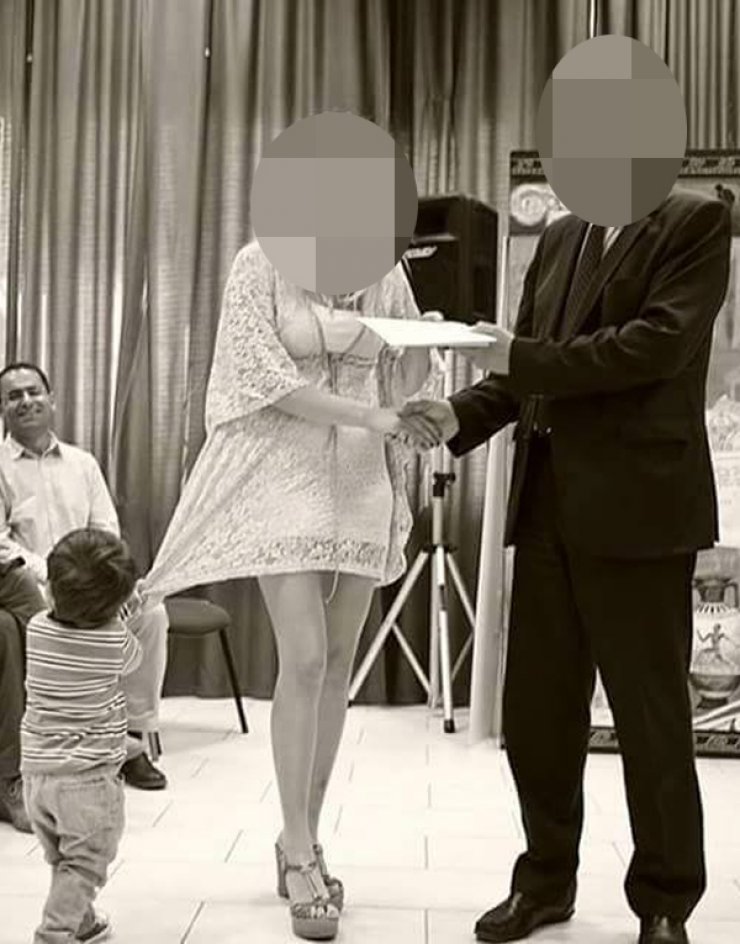 Επώνυμη Κύπρια τιμήθηκε και ο γιο της την τραβούσε από την φούστα!