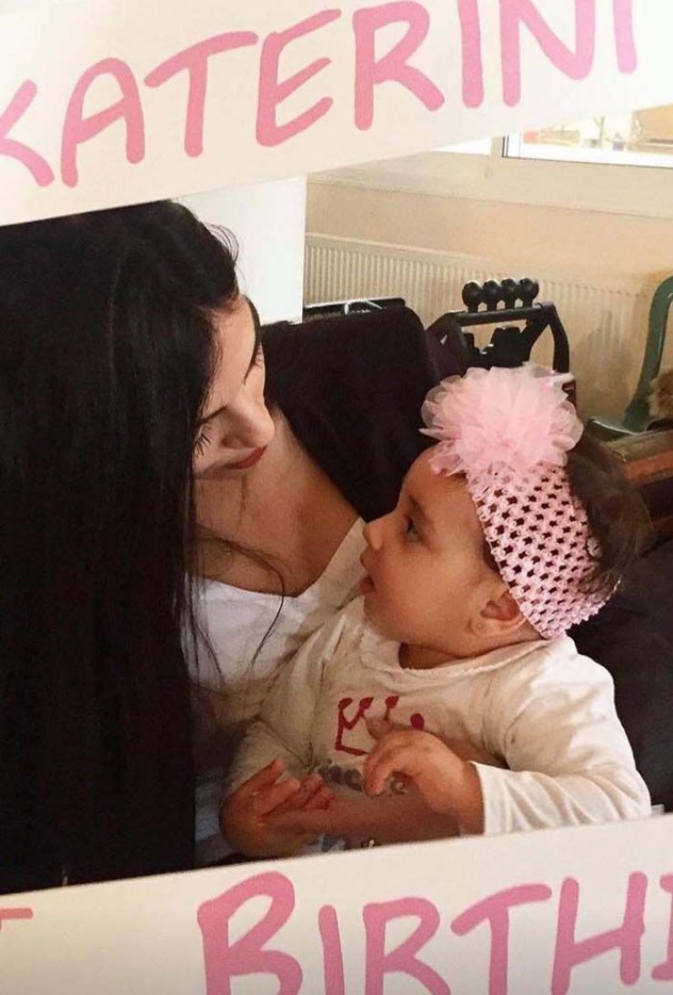 Άντρεα Κυριάκου - Γιώργος Μερκής: Φωτογραφίες από τα πρώτα γενέθλια της βαφτιστικιάς τους