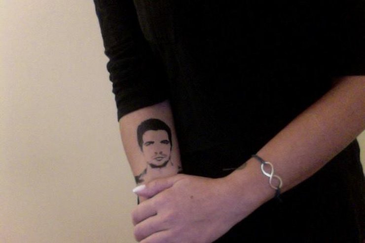 Ο Νίνο έγινε τατουάζ: Ποια τον "χτύπησε" στο χέρι της!