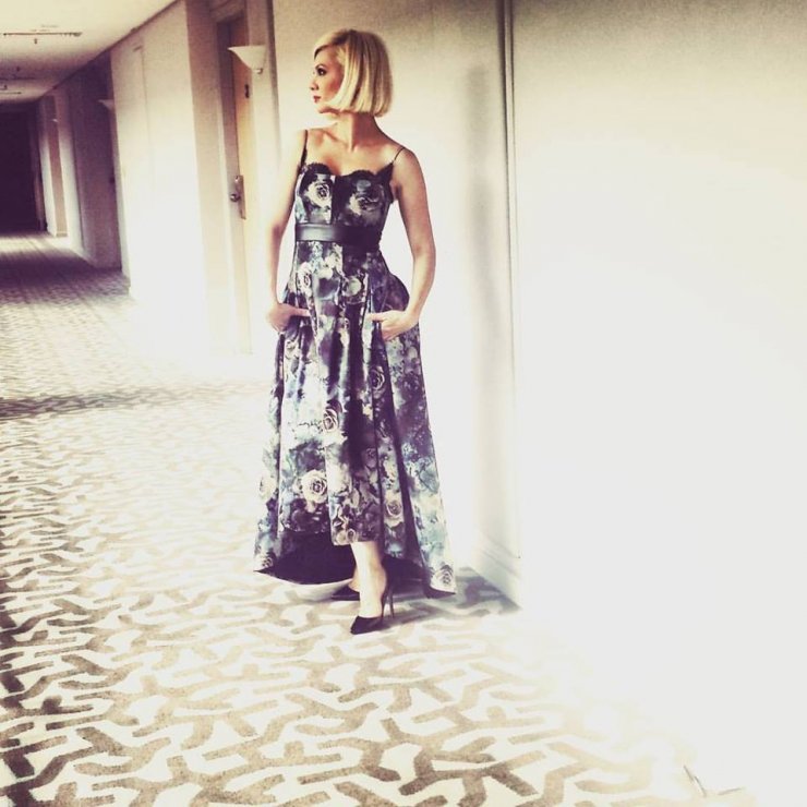 Βίβιαν Κανάρη: Δείτε την στην πισίνα με μπικίνι και το σκύλο της