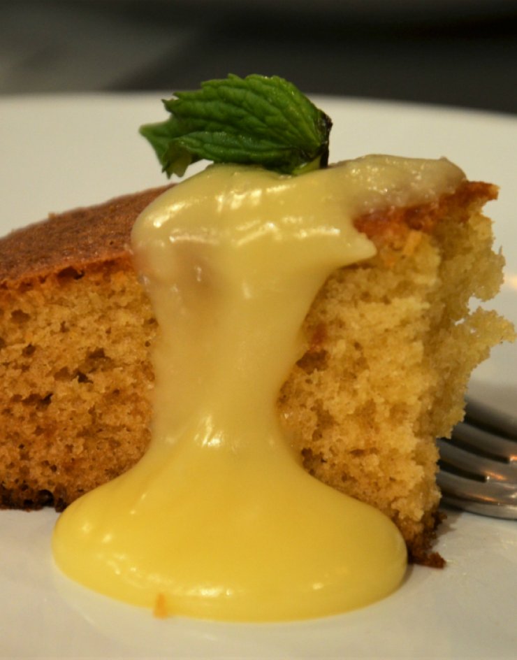 Πεντανόστιμη πουτίγκα με μαρμελάδα βερίκοκο