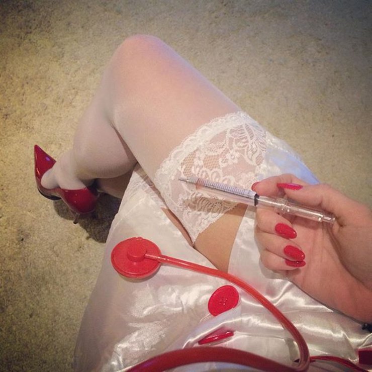 Η Αλεξανδράτου ντύθηκε σέξι νοσοκόμα και “έριξε ” το Instagram!