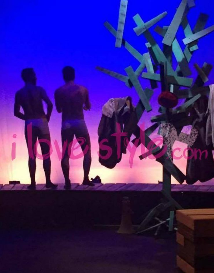 Οι Κύπριοι που εμφανίζονται γυμνοί στη θεατρική σκηνή