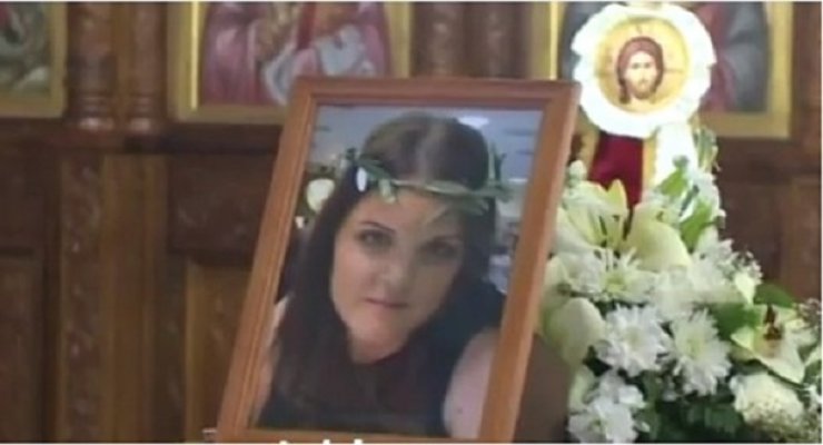 Συντετριμμένοι φίλοι κ συγγενείς είπαν το τελευταίο αντίο στην παραγωγό του ΑΝΤ1 Μαρία Σπύρου [βίντεο]