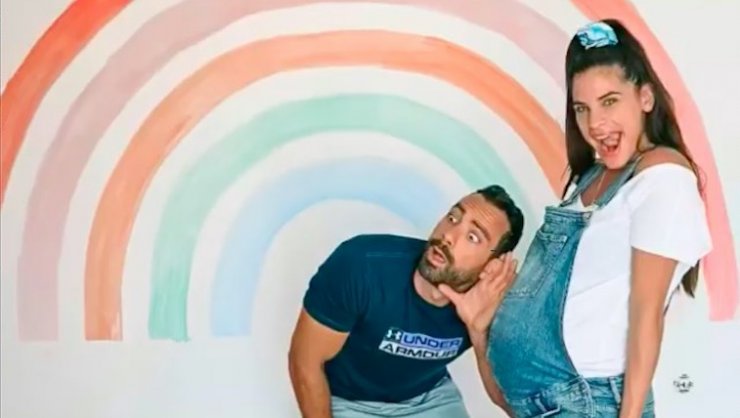 Τανιμανίδης-Μπόμπα: Γεμάτοι συγκίνηση έβαψαν το δωμάτιο των δίδυμων κόρων τους [βίντεο]