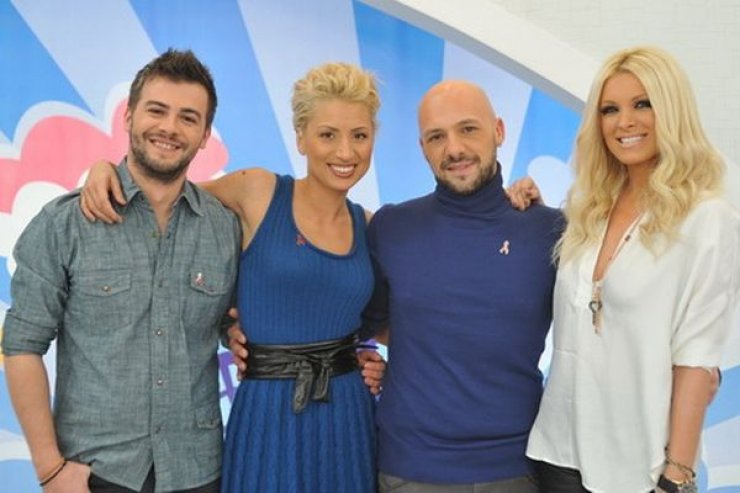 Ολόγυμνοι οι παρουσιαστές του «Δέστε τους» στο τρέιλερ της εκπομπής