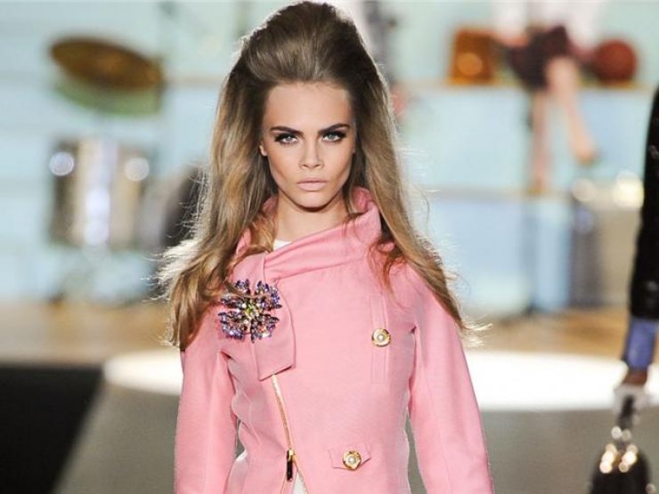 Γιατί όλοι οι σχεδιαστές διαλέγουν την Cara Delevingne; 