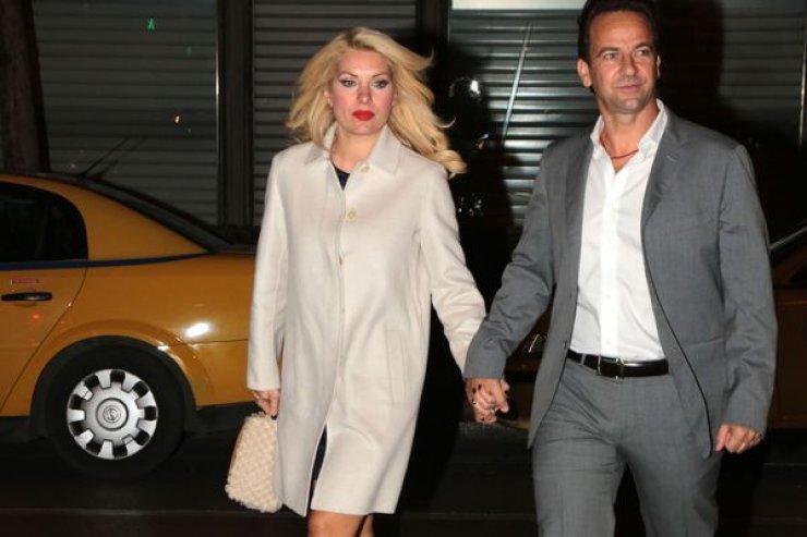 Ελένη Μενεγάκη-Μάκης Παντζόπουλος: Νυχτοπερπάτησαν στο κέντρο της Αθήνας χεράκι-χεράκι!