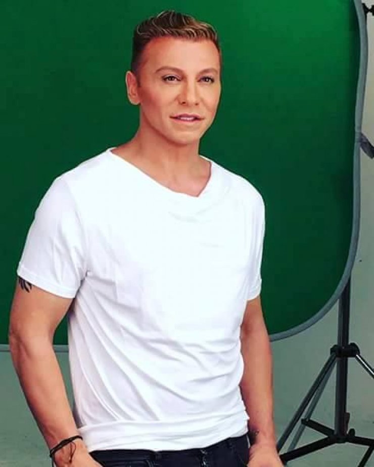 Ο Τάκης Ζαχαράτος μεταμορφώνεται σε Kim Kardashian: Δείτε το βίντεο που ανέβασε και προκαλεί άφθονο γέλιο