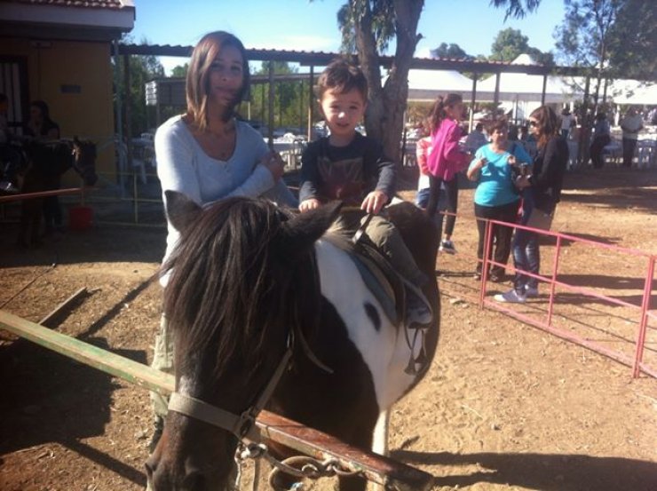 Ίτα Κόση: Σε φιλανθρωπικό bazaar με το γιo της