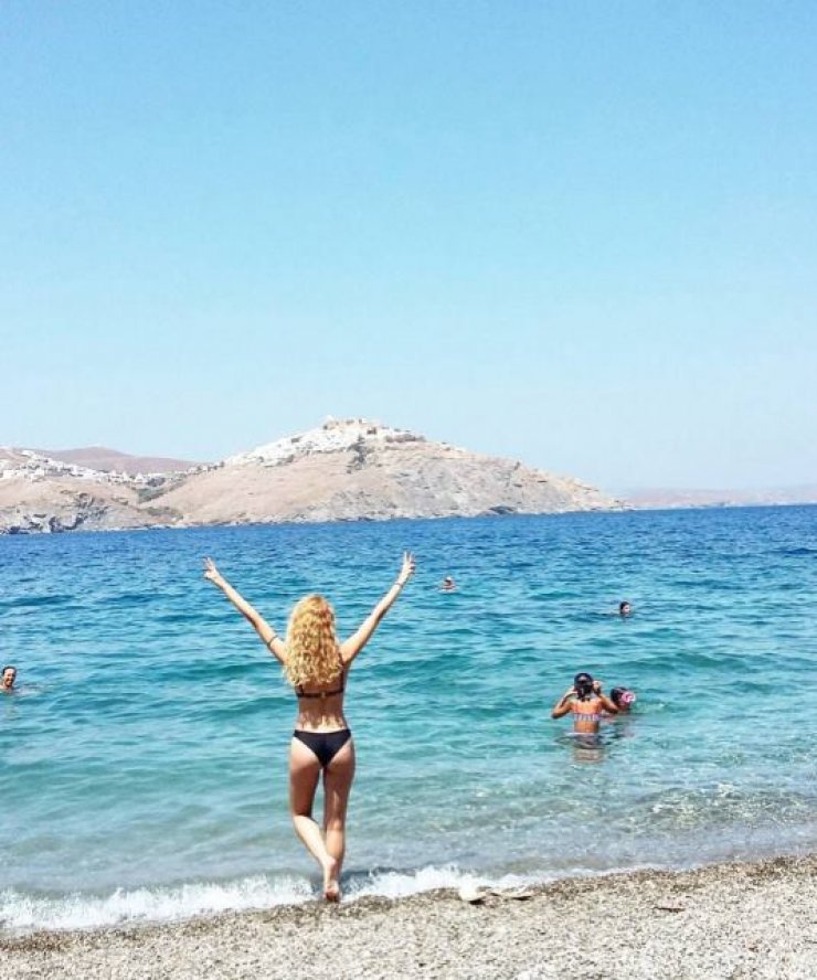 Κολάζει τα social media η επώνυμη Κύπρια