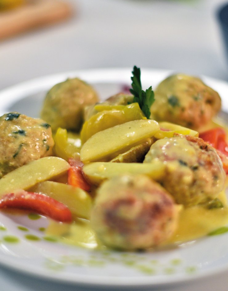 Γιουβαρλάκια κοτόπουλου αυγολέμονο με πιπεριές και baby πατάτες 
