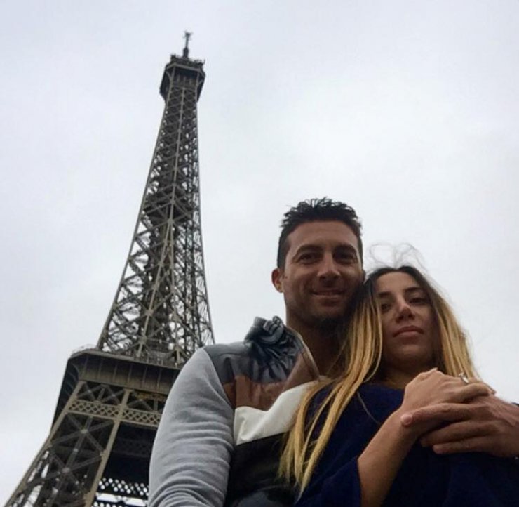 Κυριάκος Πελεκάνος - Τατιάνα Ησαία: Τρυφερές αγκαλιές και φιλιά μέσα στην θάλασσα