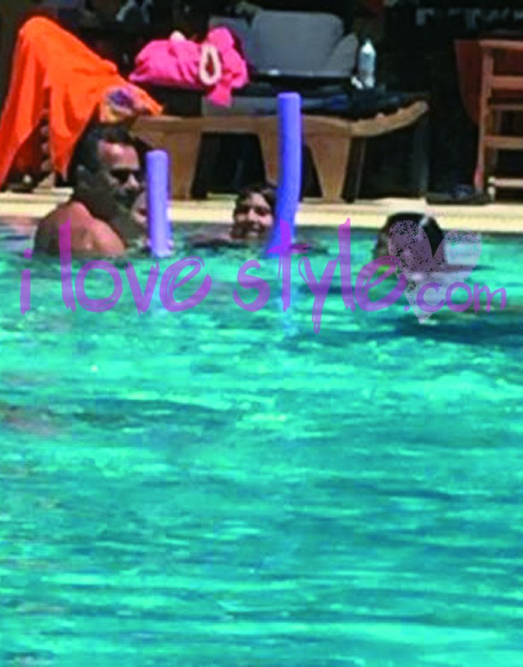 Αποκλειστικές φωτογραφίες: Ο Κωνσταντίνος Γιωρκάτζης στην πισίνα με τα παιδιά του