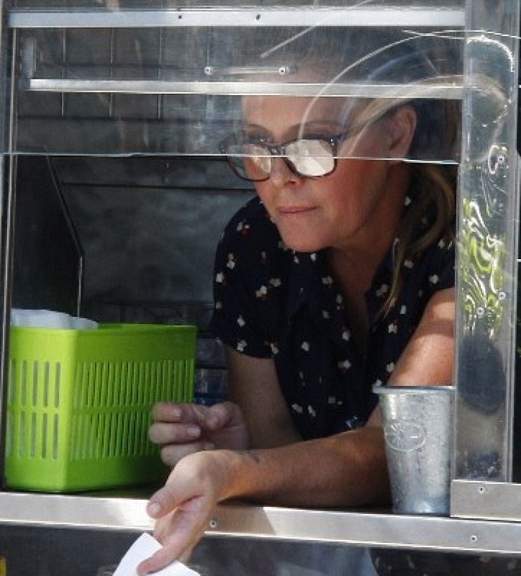 Απίστευτο! Ποια διάσημη και κουκλάρα ηθοποιός τα έχασε όλα και πουλάει παγωτά;