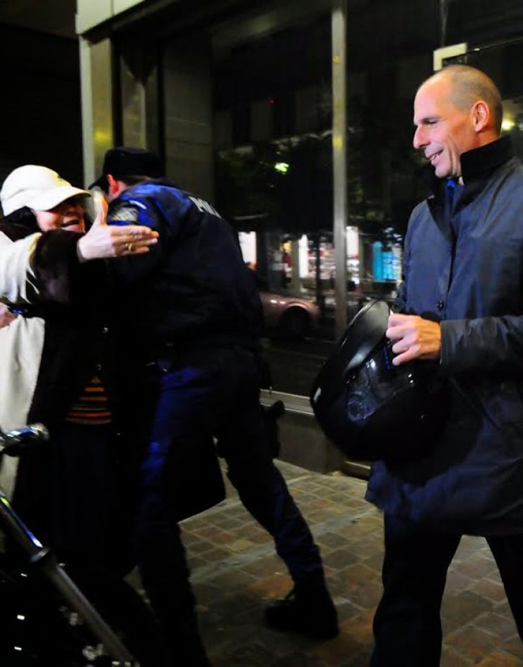 Η Ελένη Λουκά όρμηξε στον Βαρουφάκη [εικόνες]