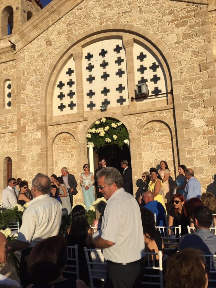 Κόρη του βουλευτή του ΔΗ.ΣΥ ανέβηκε χθες τα σκαλιά της εκκλησίας