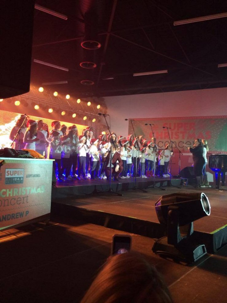 Τώρα στη σκηνή του Super Christmas Concert ο Κώστας Μαρτάκης