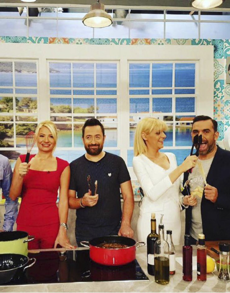 Άφωνοι στο Πρωινό με το πασίγνωστο τραγουδιστή που έχει δωμάτιο με αισθησιακές ταινίες!