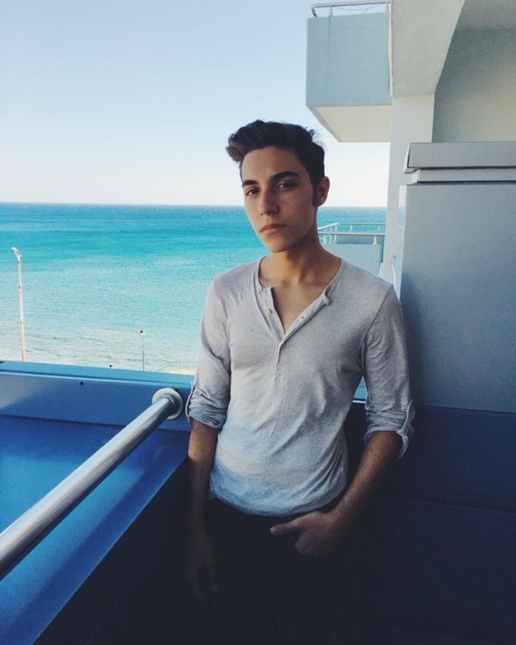 Ποιας Ελληνίδας τραγουδίστριας είναι αυτός ο κούκλος γιος;