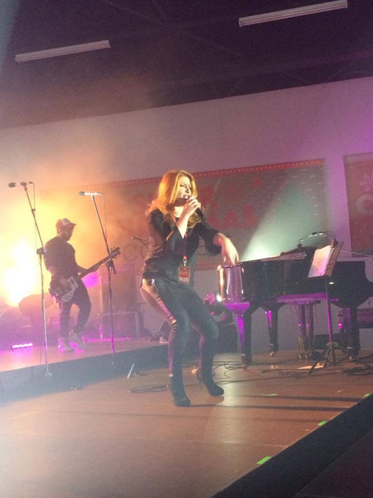 Η Έλενα Παπαρίζου τώρα στη σκηνή του Super Christmas Concert