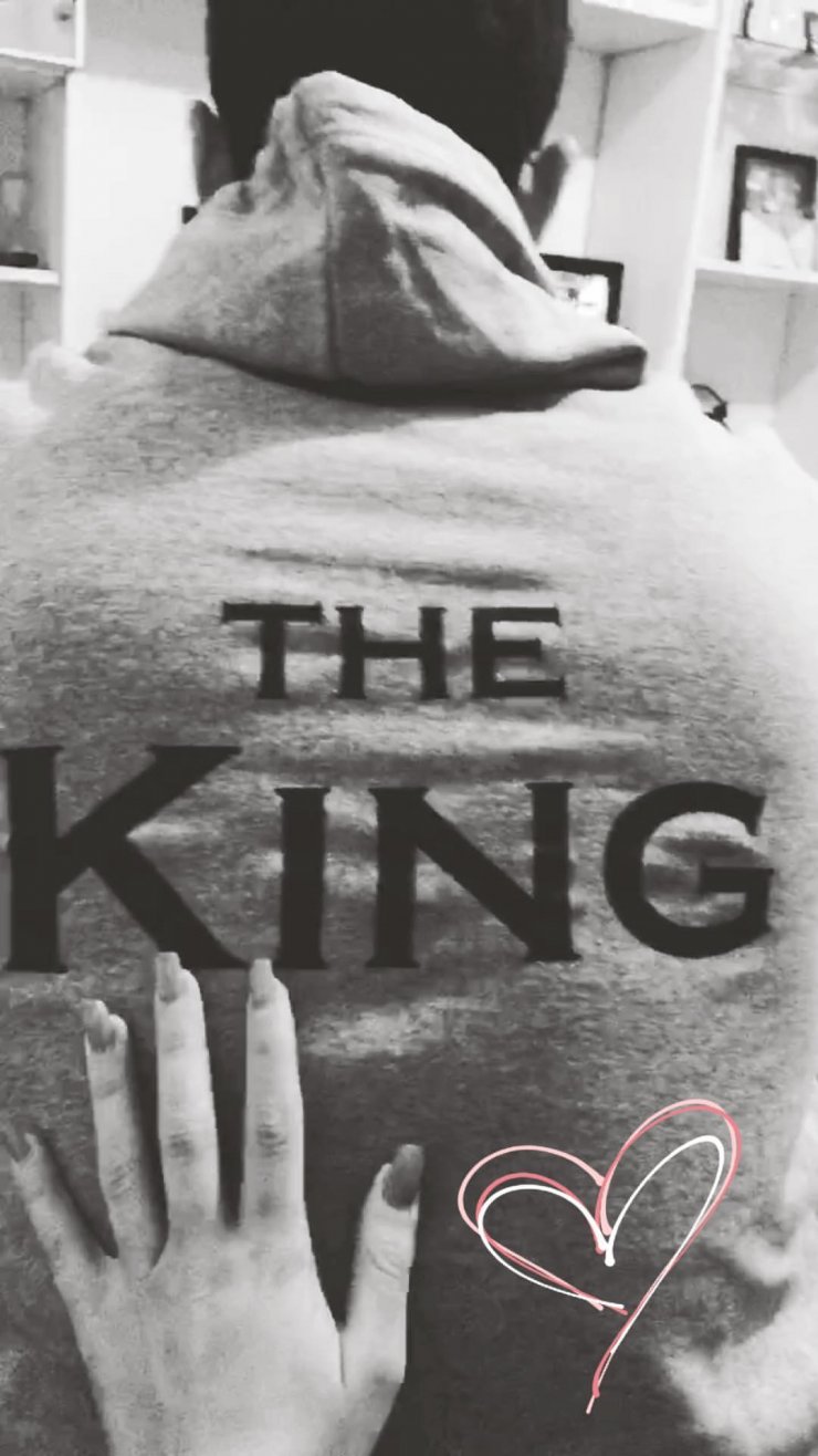 Κύπρια wag τρελά ερωτευμένη με τον "βασιλιά" της!