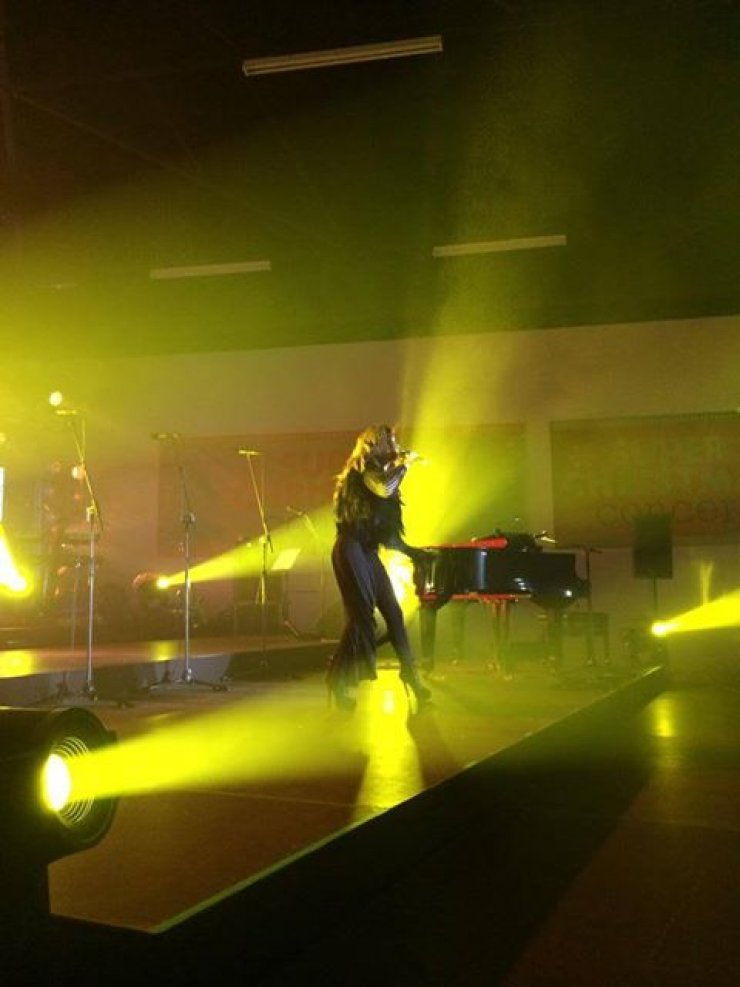 H sexy Ελένη Φουρέιρα στη σκηνή του Super Christmas Concert! [video]