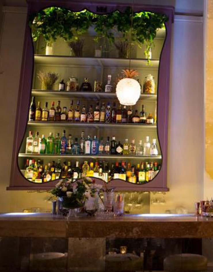 Ένα νέο, ψαγμένο μπαρ αυστηρά για ποτό