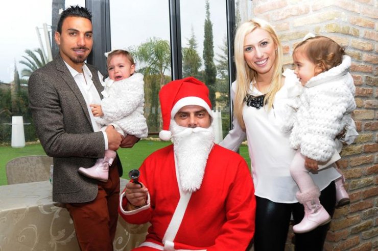 Κωνσταντίνος Χαραλαμπίδης: Ποζάρει στον Άη Βασίλη με τη σύζυγο και τις δίδυμες κόρες του