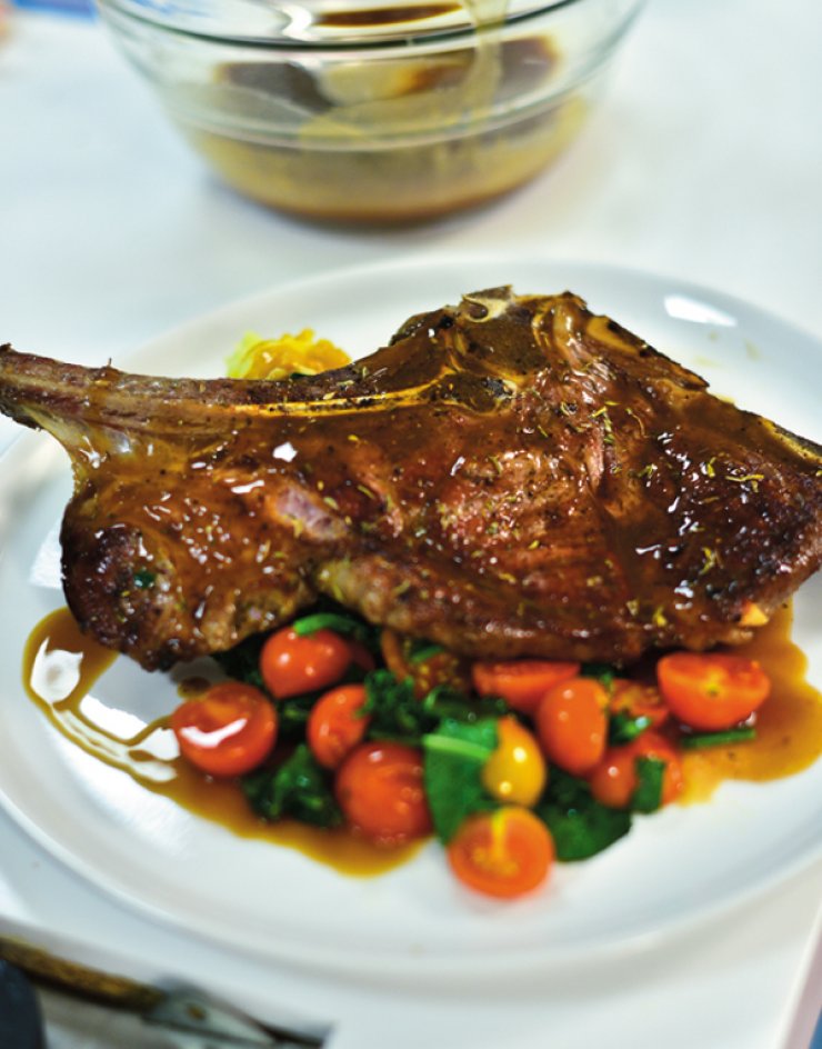 Μοσχαρίσιες κόντρα γάλακτος με τοματίνια, σπανάκι και χωριάτικο πουρέ