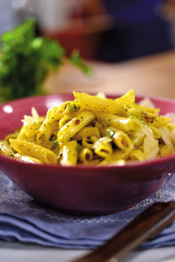 Πέννες με πέστο ντομάτας και τριμμένη παρμεζάνα