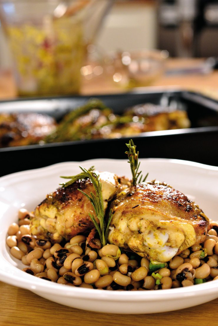 Μπούτι κοτόπουλο με σάλτσα τζερκ και μαυρομάτικα φασόλια