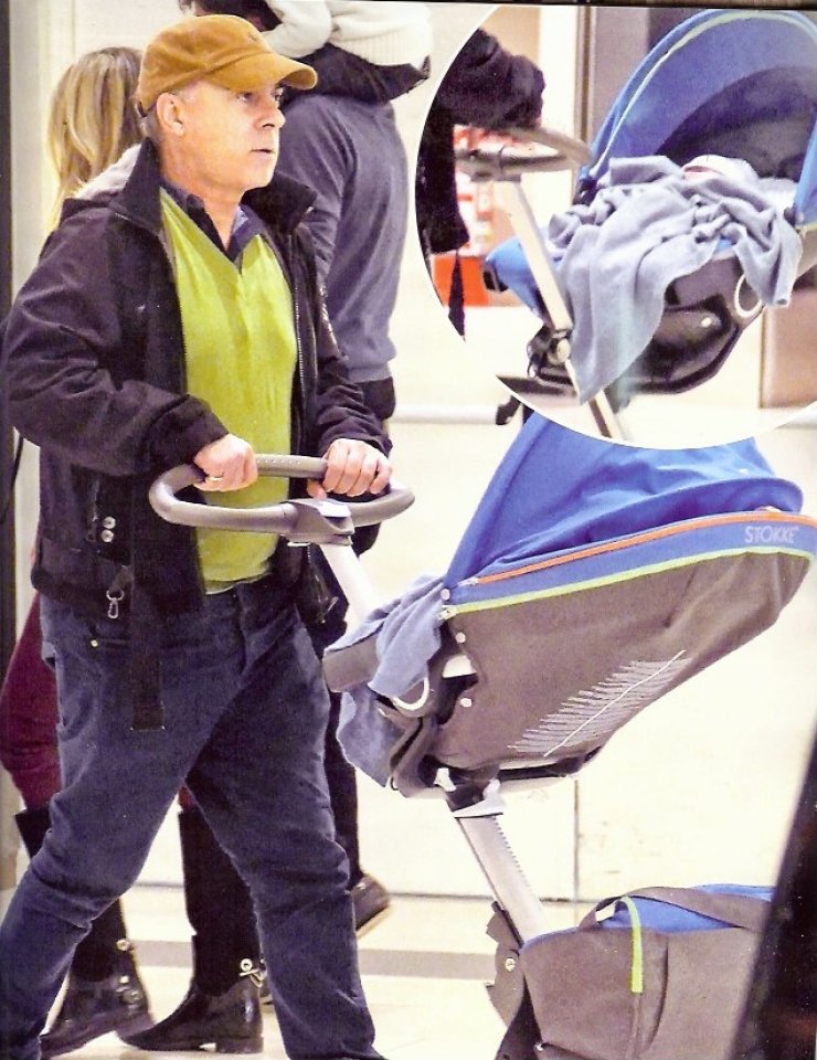  Φώτης Σεργουλόπουλος: Η πρώτη έξοδος με τον δυο μόλις μηνών γιο του [εικόνες]