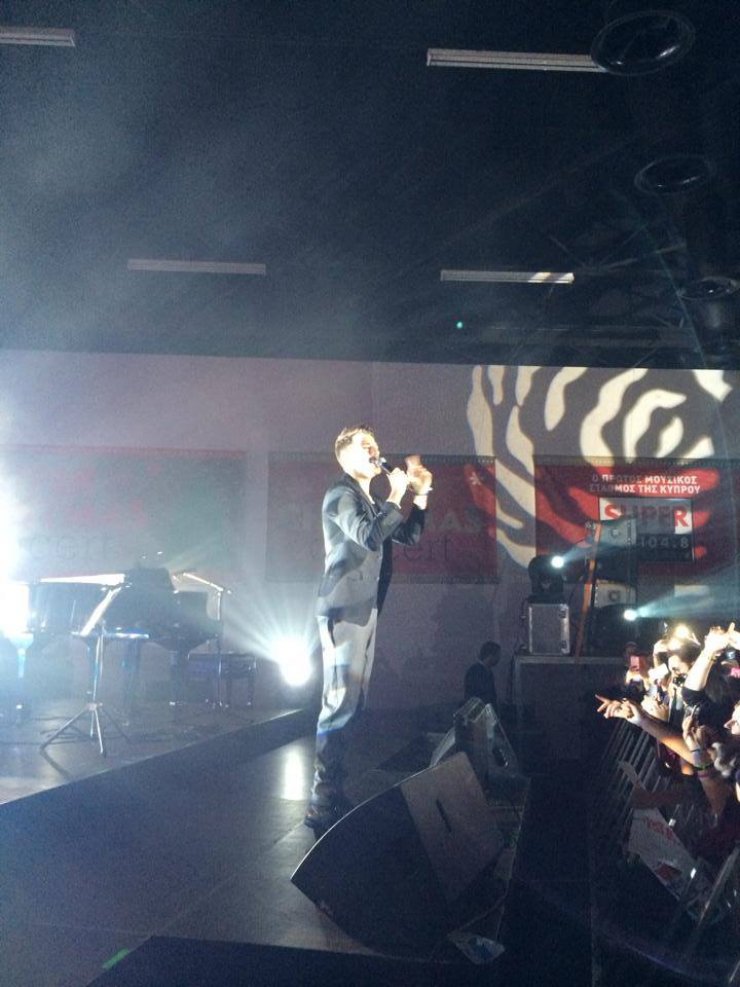 Ο Κωνσταντίνος Αργυρός αυτή τη στιγμή στη σκηνή του Super Christmas Concert