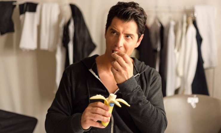 Ο Σάκης Ρουβάς πολεμά τον ρατσισμό με μια μπανάνα!