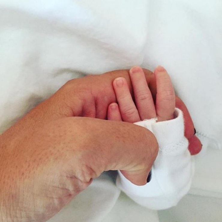 Η συγκινητική φωτογραφία επώνυμης Κύπριας με τον ενός μηνός γιο της