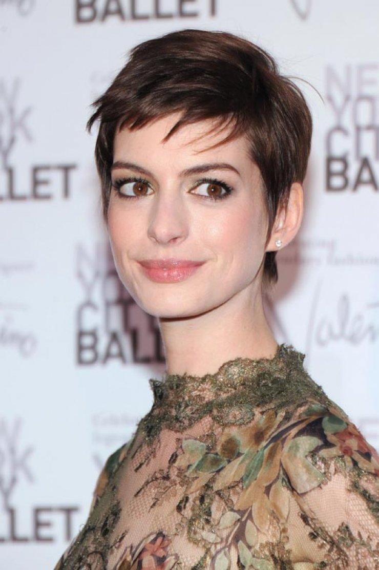 Και το νυφικό της Anne Hathaway θα είναι...