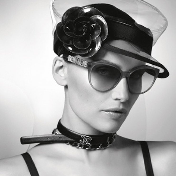 H Laetitia Casta στη νέα καμπάνια Chanel Eyewear